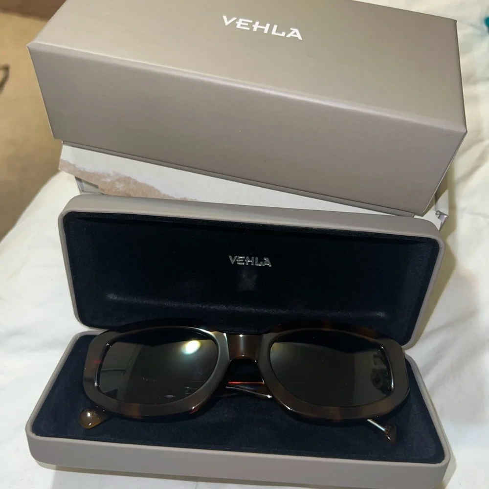 NWT VEHLA Eyewear Indi Sunglasses in Tort/Smoke - Picture 3 of 6